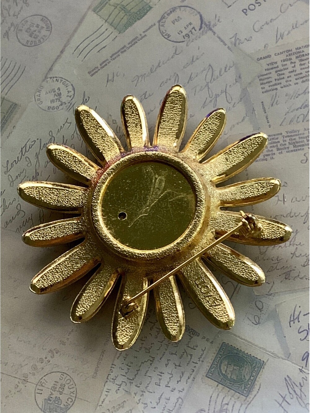 Vintage Avon White Daisy Solid Perfume Locket Brooch Pin